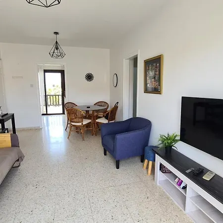 Kings Avenue - Natalia's Apartment *